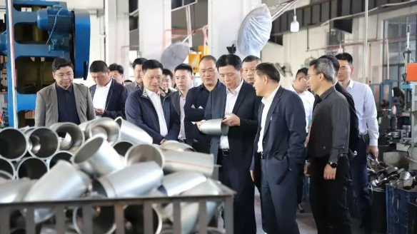 娄底市政协主席梁立坚调研五江钛产业